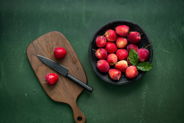 Frische rote Äpfel auf grünem Hintergrund. - Foto, Bild
