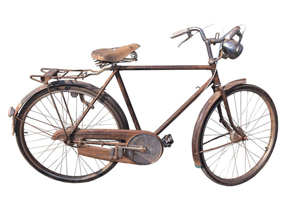 Stare rowery vintage mają trochę rdzy w czasie izolowane na białym tle ze ścieżką wycinania. - Zdjęcie, obraz
