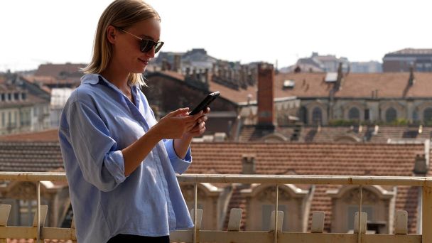 Fiatal Pretty Business Woman SMS-ezés egy okostelefonon - Fotó, kép