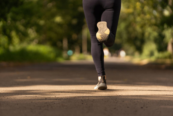 joven atleta corredor de fitness mujer corriendo en la carretera - Foto, Imagen