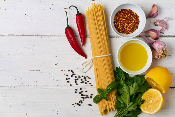 spagetti aglio e olio összetevők - Fotó, kép