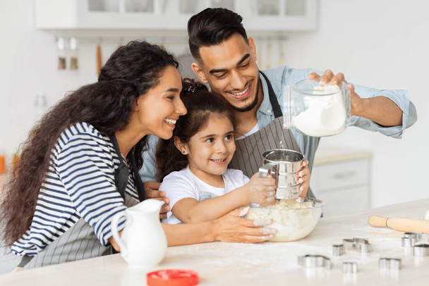 Iloinen Lähi-idän perhe tekee kotitekoisia keksejä yhdessä - Valokuva, kuva
