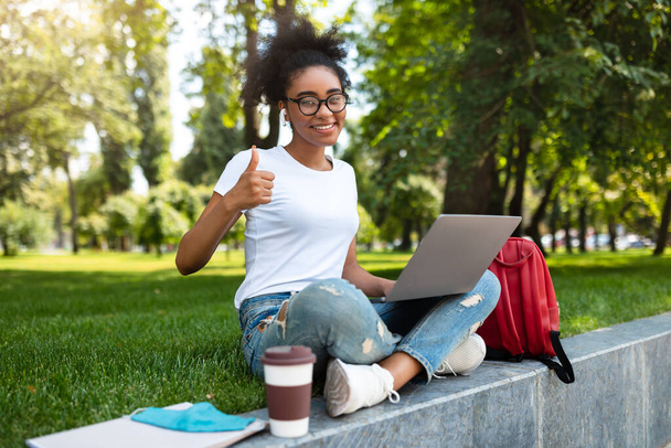 Afrikanische Studentin Gestik Wie Posieren Mit Laptop Draußen - Foto, Bild