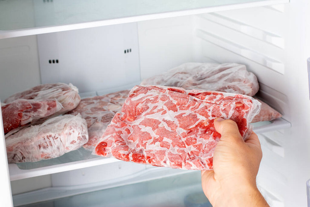 Pakastin täynnä lihaa ja vihanneksia Pakkaset jäädytetty muovipussit Food Reserve varastoidaan elintarvikkeiden valmistukseen. Jäädytetyt elintarvikkeet - Valokuva, kuva