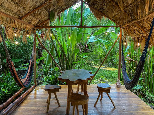 Relaks taras w dżungli z leżakami i stołami - Zdjęcie, obraz