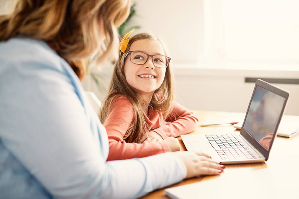 laptop számítógép oktatás anya gyermekek lánya lány család gyermekkor - Fotó, kép