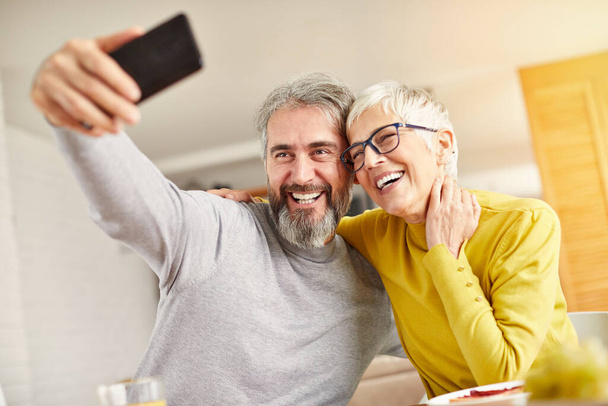 idős pár mobiltelefon boldog mobiltelefon selfie kép fotó - Fotó, kép