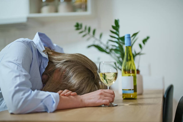 Женщина, страдающая от депрессии и употребления алкоголя. - Фото, изображение