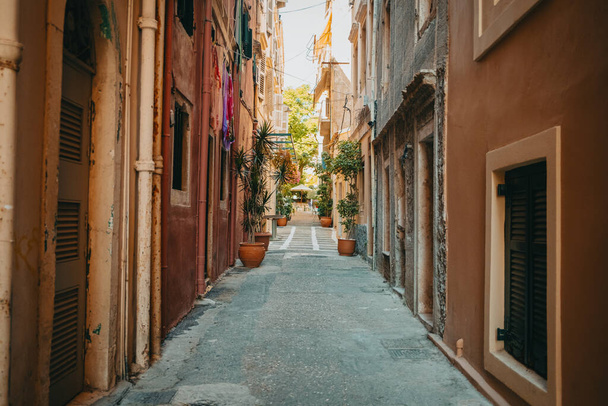 Beautiful cozy narrow street in old town of Italy or Greece. Historic european facades of buildings. Cityscape concept. - Fotoğraf, Görsel