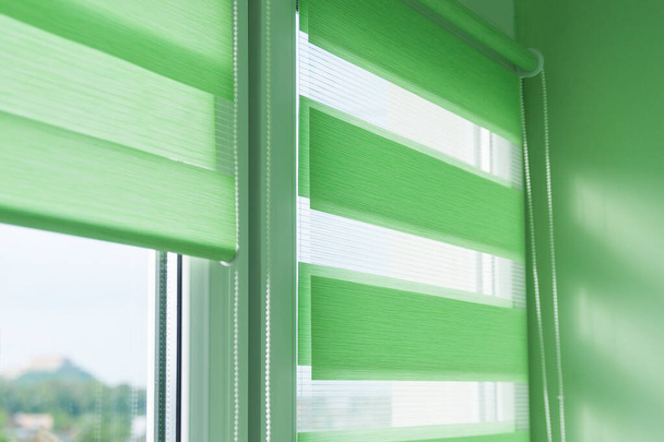 Zavřít barevné textilní rolety na okně. Zatáhnout závěsy. - Fotografie, Obrázek