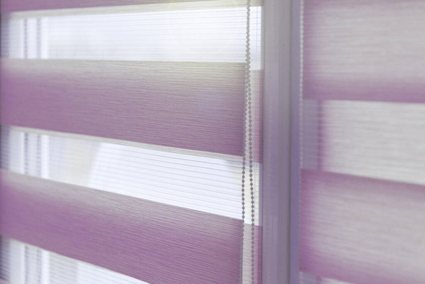 Zavřít barevné textilní rolety na okně. Zatáhnout závěsy. - Fotografie, Obrázek