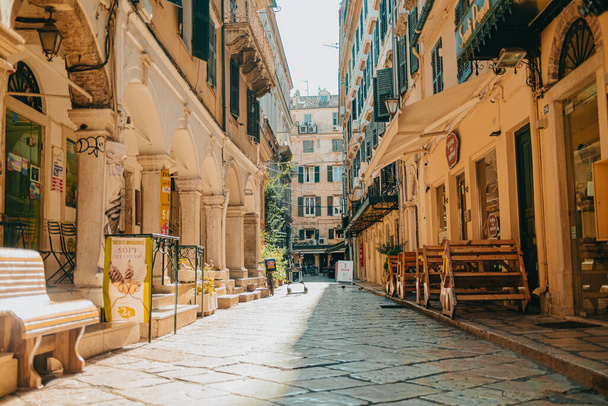 Corfu, Greece - September 2021. Beautiful cozy narrow street in old greek town. Historic european facades of buildings. Cityscape concept. - Foto, afbeelding