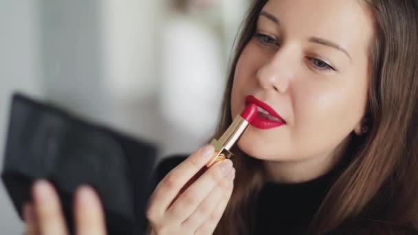 Glamorosa idea de maquillaje nocturno, retrato facial de una mujer con maquillaje de lápiz labial rojo, vlogger de belleza femenina, estilo chic francés, maquillaje y producto cosmético - Metraje, vídeo