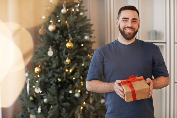 Porträt eines glücklichen Mannes mit Geschenk - Foto, Bild