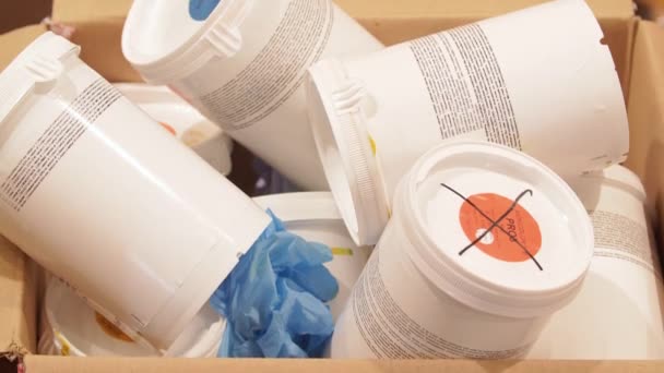 Χρησιμοποιημένα πλαστικά δοχεία χρωμάτων ανακυκλώνουν - Πλάνα, βίντεο