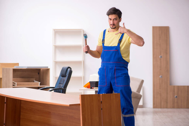 Joven carpintero masculino mesa de reparación en la oficina - Foto, Imagen