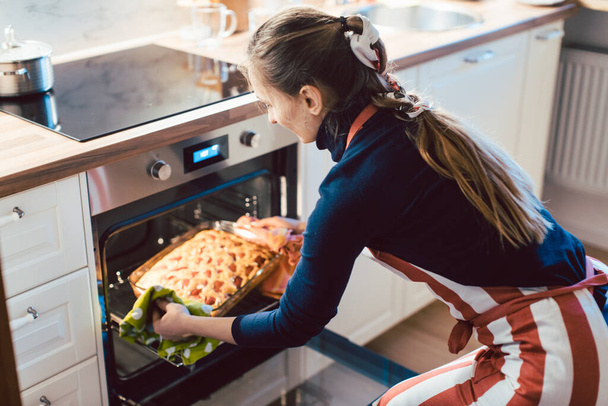 Woman baking apple pie at home - Foto, Bild