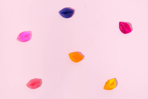 Šest žen rty v různých barvách: růžová, modrá, fuchsie, oranžová, žlutá a fialová na pastelově růžové pozadí. Retro pop módní kreativní koncept. Minimální módní design humbuku. - Fotografie, Obrázek