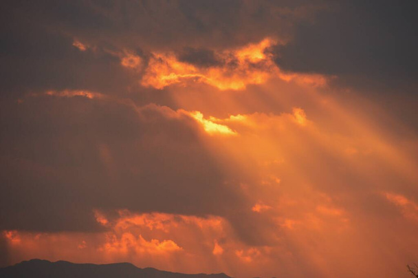 Der Anblick des Sonnenaufgangs. Ein bewegender Moment der Natur durch Sonne und Wolken.  - Foto, Bild