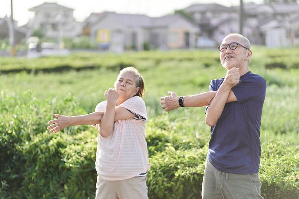 Ηλικιωμένοι που κάνουν προπαρασκευαστικές ασκήσεις έξω - Φωτογραφία, εικόνα