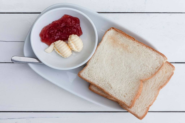 Piatto per la colazione, pane tostato e marmellata con burro - Foto, immagini