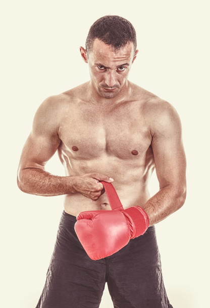 człowiek oddanie jego Rękawice bokserskie przed kamerą - Zdjęcie, obraz