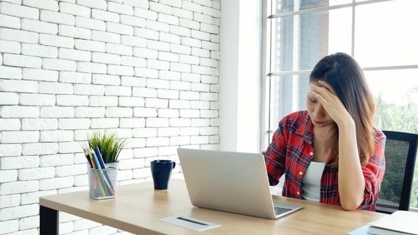 Recesja Stres Kobieta za pomocą laptopa w biurze domu ból głowy, wyczerpanie z powodu niepowodzenia frustracji biznesowej. Stresujący Azjatka niepokój przepracowany, ból z życiowym kryzysem zmęczony stresujące bezrobocie - Zdjęcie, obraz