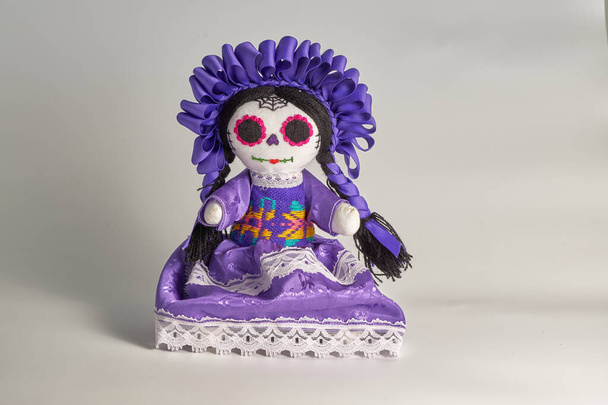 Hermosa y colorida mueca artesanal mexicana disfrazada de catrina para el dia de muertos - Foto, Bild