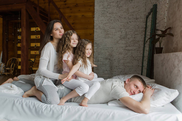 morning family: the children with parents playing in bed. waking up from a dream. I just woke up. love - Fotografie, Obrázek