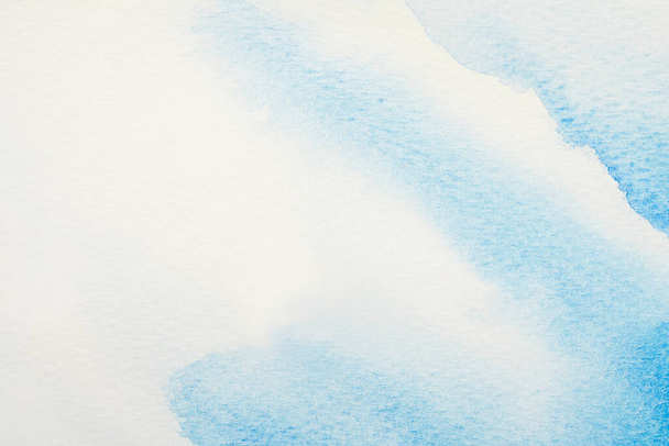 Abstract blauwe aquarel op witte achtergrond. Kleur van de zomer zonnige dag spetteren vlek textuur. Het is een hand getrokken. voor decoratieve kaart achtergrond sjabloon artwork design. - Foto, afbeelding