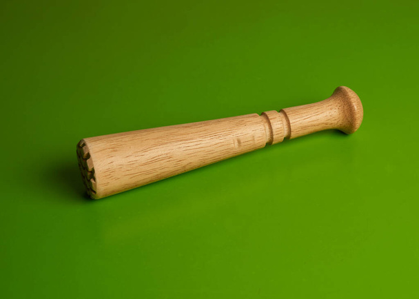 drewniany błotnik z zestawu koktajlowego na zielonym tle - Zdjęcie, obraz