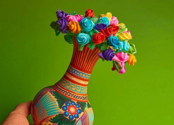 Jarrn mexicano con una decoracin asombrosa y colorida, artesana mexicana - 写真・画像