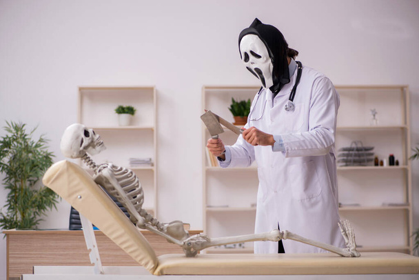 Teufelsarzt untersucht Skelett-Patientin - Foto, Bild