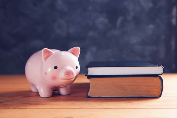 piggy bank and books on the table - Foto, imagen