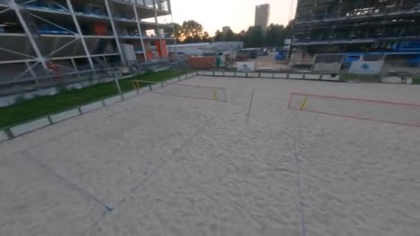 Beach Volleybalveld vliegen over recreatieve sportactiviteit actie fpv camera schot. - Video