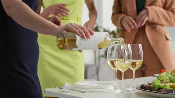 alkoholisti puolue, tyttöystävät kaataa juomaa pullosta lasiin ja clink lasit paahtoleipää polttarit - Materiaali, video