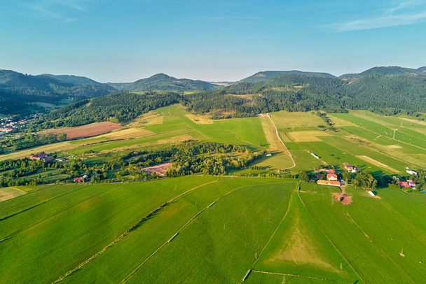 Hegyi falu és mezőgazdasági területek, légi kilátás. Természet táj - Fotó, kép