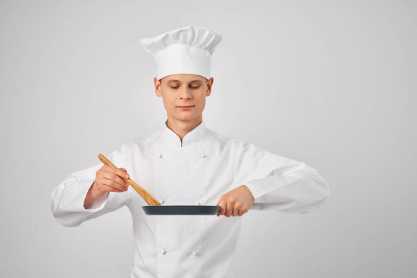 шеф-повар пари с бородой в руке кухонная утварь ресторан профессиональный - Фото, изображение