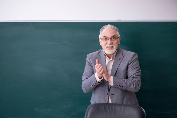 Starý učitel samec před tabulí - Fotografie, Obrázek
