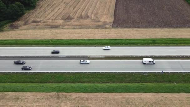 Κυκλοφορία. Αυτοκίνητα που κινούνται στο δρόμο, εναέρια άποψη drone - Πλάνα, βίντεο