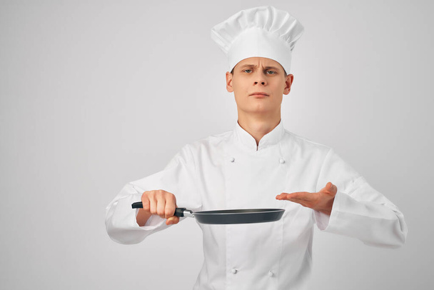 άνθρωπος με στολή σεφ επαγγελματική μαγειρική εργασίας - Φωτογραφία, εικόνα