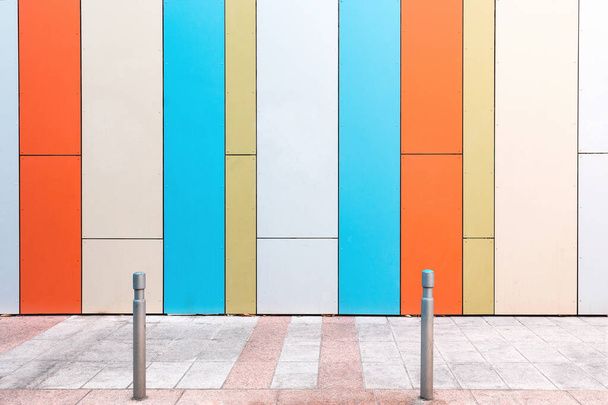városi jelenet üres utcával és színes geometriai fallal - Fotó, kép