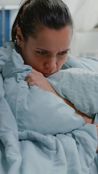 Mujer enferma con gripe que usa manta y almohada contra los escalofríos - Foto, imagen