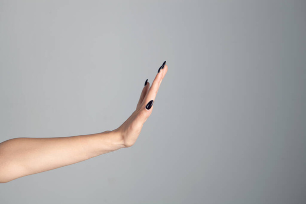 weibliche Hand zeigt Stoppschild - Foto, Bild