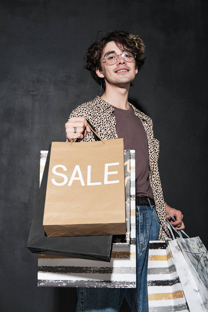 Mann kauft Kleidung zum Verkauf - Foto, Bild