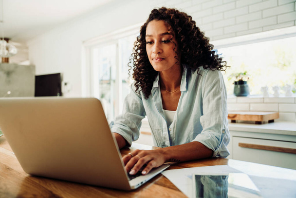 Gemengde race vrouwelijke student werken vanuit huis typen op laptop houden up-to-date  - Foto, afbeelding