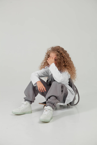 curly haired girl in sportswear in the studio - Foto, imagen