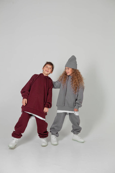 длинноволосый мальчик и девочка в спортивном костюме - Фото, изображение