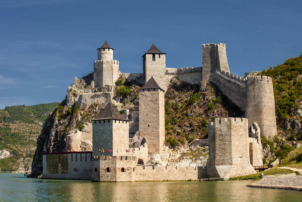 Fortaleza de Golubac situada en el río Danubio en Serbia - Foto, Imagen