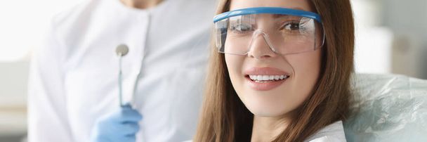 Портрет усміхненої жінки в окулярах при призначенні стоматолога
 - Фото, зображення
